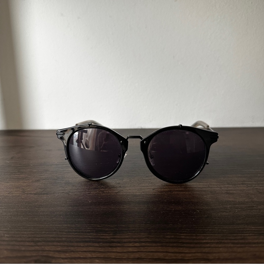 Sleek Black Sunglasses with Dark Lenses and Classic Design